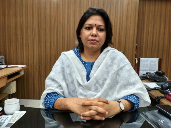 hardoi डीएम शुभ्रा सक्सेना ने सिस्टम के कसे पेंच, रात 9 बजे अधिकारियों से करेंगी समीक्षा