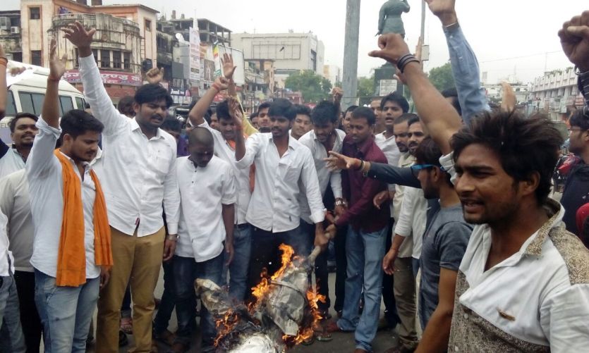 Amarnath yatra, Amarnath Yatra Attack, Bjp, Bjp Pr इलाहाबाद में आतंकवाद के खिलाफ सड़क पर उतरे बीजेपी और युवा वाहिनी के लोग