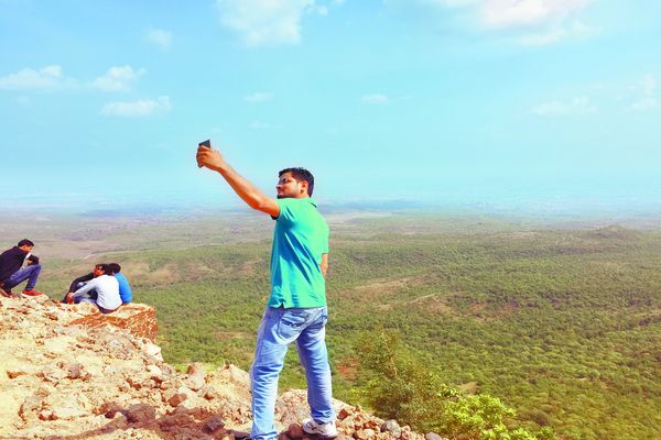 selfie addiction यहां सेल्फी लेने पर लगी रोक, कार्रवाई के आदेश जारी