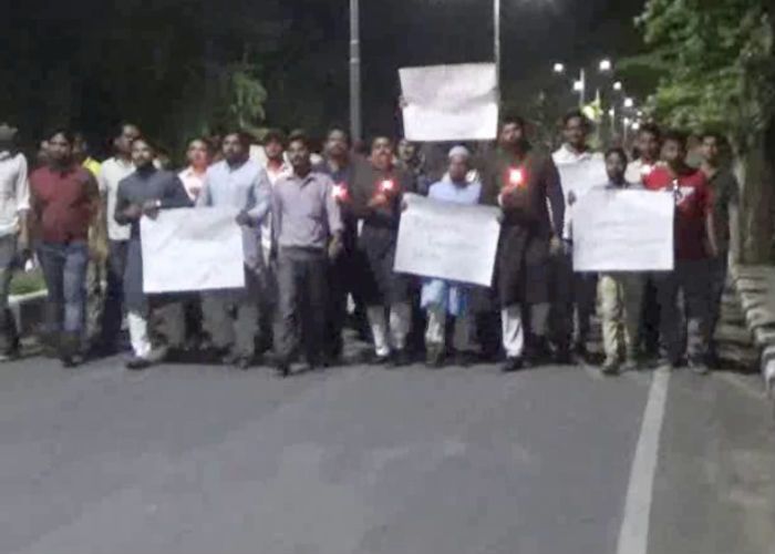AMU Students AMU छात्रों ने मृतक अमरनाथ यात्रियों को दी श्रद्धांजलि