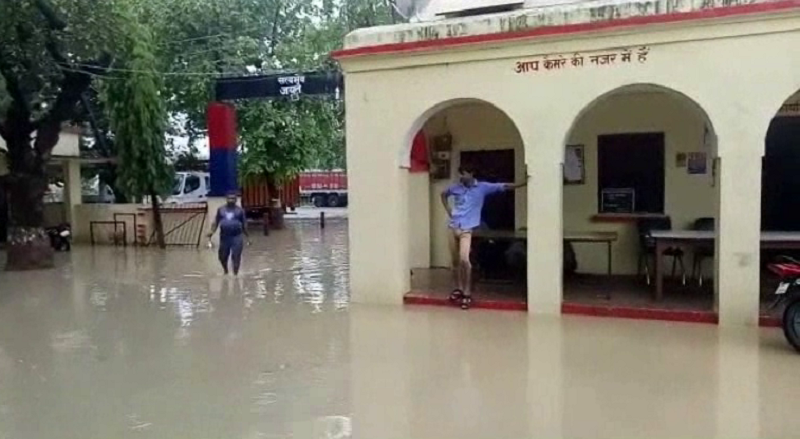 Water Lodging in Police station थाना बना तालाब, पुलिसकर्मियों के आवासीय परिसर में भी घुसा पानी