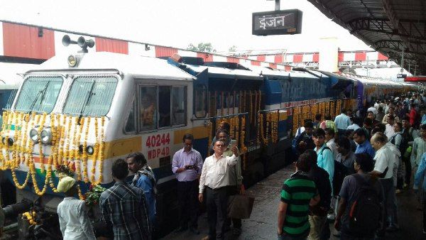 Bhopal to Khajuraho new Train Mahanama Express, 'प्रभु' ने हरी झंडी दिखाकर रवाना की भोपाल की ये नई ट्रेन, तस्वीरों में देखें लोगों का उत्साह