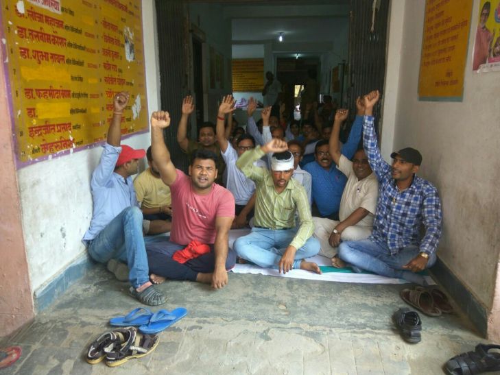 Hospital, चंदौली के अस्पताल में परिजनों और कर्मचारियों में मारपीट , तस्वीरों में देखें कैसे मचा बवाल