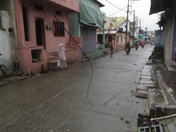 Negligence in electricity maintenance डीपी में हुआ धमाका, बीच सड़क पर टूटा बिजली का तार