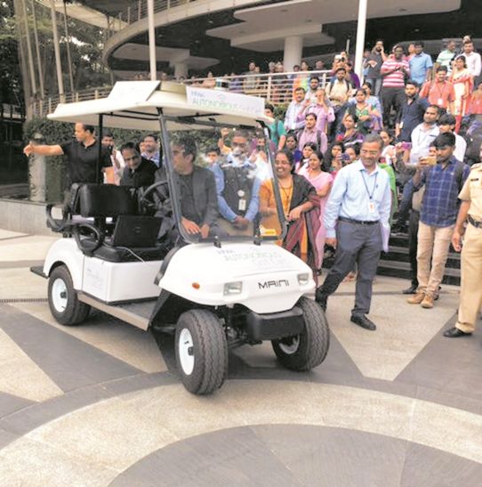 Infosys इंफोसिस ने बनाई चालक विहीन गोल्फ कार्ट, सिक्का ने जारी किया फोटो