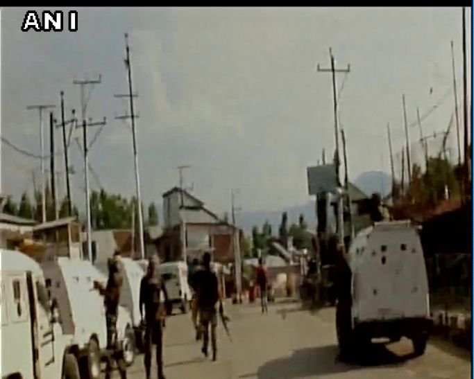 crpf camp attack कुलगाम में CRPF कैंप पर हमला, एक जवान जख्मी