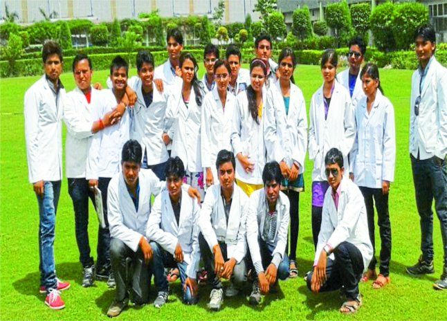 chhatarpur hindi news, madhya pradesh news in hind साढ़े तीन साल बाद भी दूसरे सेमेस्टर में ही अटके भविष्य के डॉक्टर