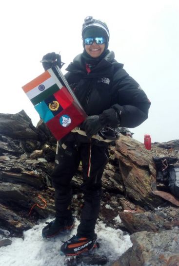 kajal patel मिर्जापुर की बेटी ने लद्दाख चोटी पर फहराया भारतीय तिरंगा