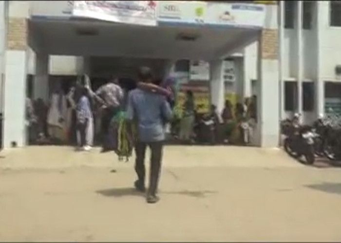 Hamirpur Sadar Hospital Video : गोद में हैं यूपी की स्वास्थ्य सेवाएं, न स्ट्रेचर है और न एंबुलेंस