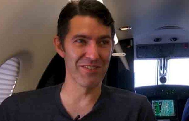 man takes flight everyday यह व्यक्ति महंगी कार में नहीं विमान से आता है रोज ऑफिस