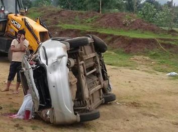 BJP workers flip in car, one killed, three wounded भाजपा कार्यकर्ताओं की कार पलटी, एक की मौत, तीन घायल