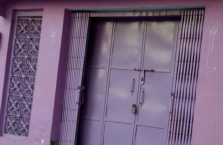 Theft, बंद पड़े घर के छत का दरवाजा तोड़कर दो घरों में तीन लाख की चोरी