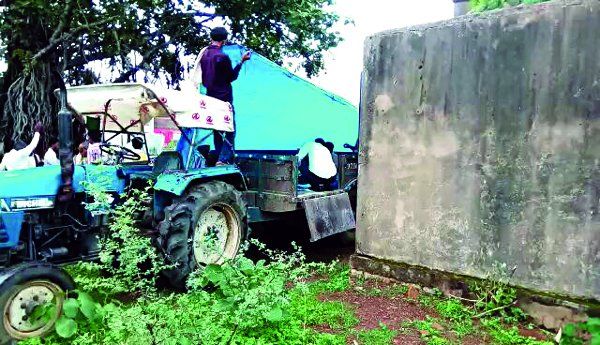 Panna Post-mortem in tractor-trolley करंट से मृत किशोरी का ट्रैक्टर-ट्रॉली में कर दिया PM, MP को इन डॉक्टरों ने किया शर्मसार