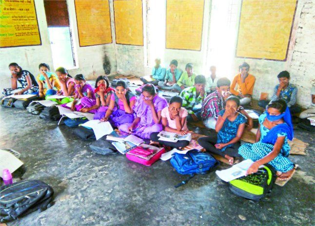 chhatarpur hindi news, madhya pradesh news in hind स्कूल कक्ष में मरी पड़ी है गाय, सड़ांध से बच्चों का बुरा हाल
