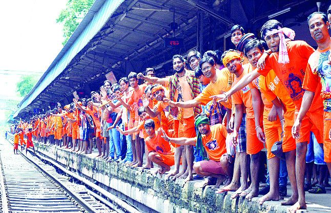 When the devotees blow slogan RPF are in tension जब कांवरियों ने लगाए बोल बम के नारे आरपीफ की उड़ी नींद