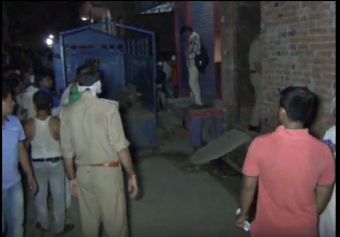 husband wife dead in room मेरठ: दंपती का बंद कमरे में मिला शव, डेड बॉडी की हालत देख पुसिस भी रह गई हैरान, देखें वीडियो