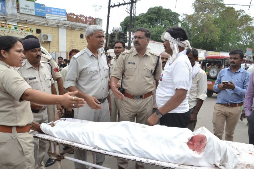 #Jam हादसे में पिता की मौत, बेटे ने कलेक्ट्रेट पर लगाया जाम