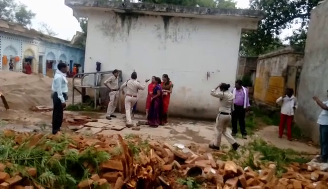 The dictatorship of police during the removal of e घर का सामान फेंकने का विरोध करने पर लडक़ी को जड़ा थप्पड़