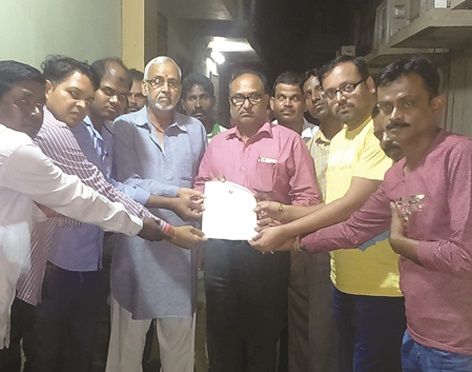 Memorandum handed over by daily wages of the fores वनविभाग के दैनिक वेतन भोगियों ने सौंपा ज्ञापन