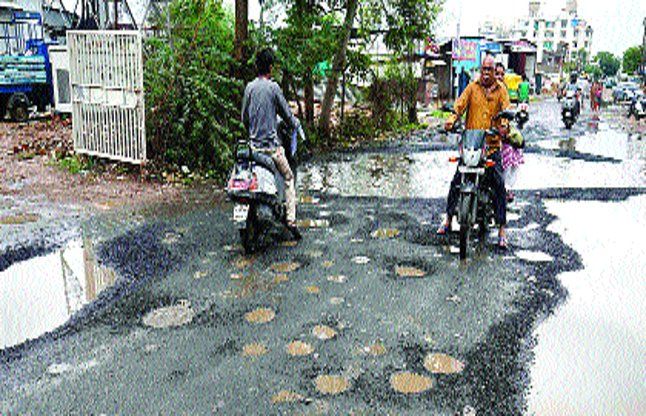 ahmedabad बारिश में उखड़ी सड़कें
