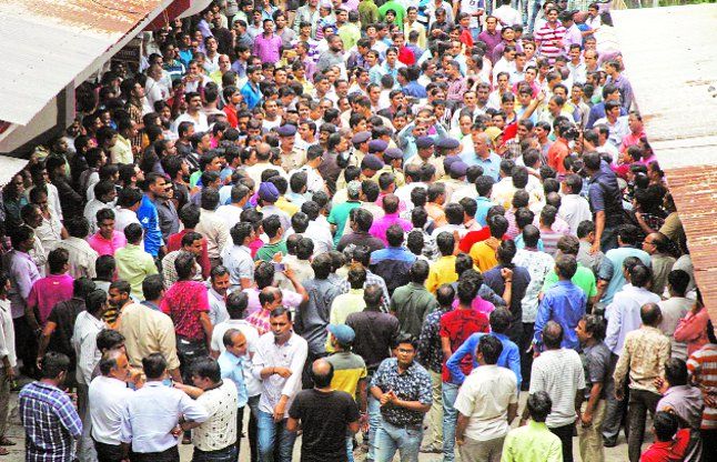 surat एसटीएम में दुकान खोली तो फेंकी चिल्लर