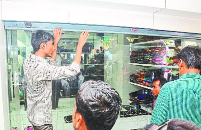 surat हंगामें के बीच कुछ व्यापारियों को बंद करनी पड़ी दुकानें