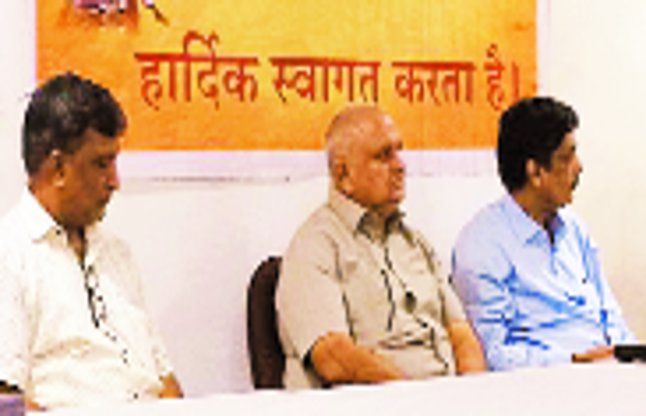 surat नई-पुरानी गतिविधियों की जानकारी दी