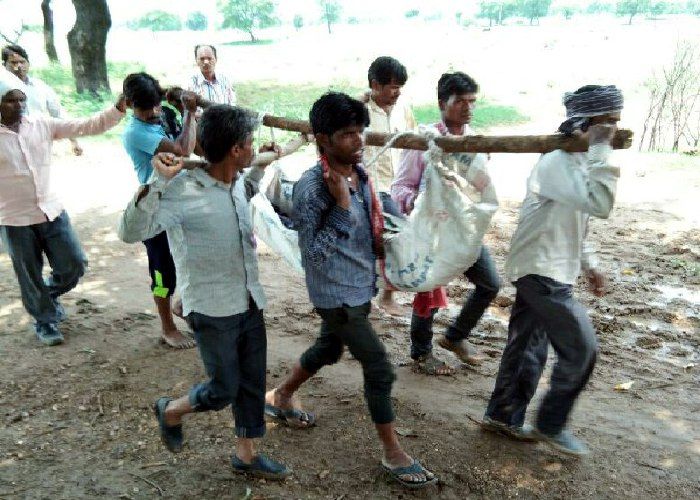 Woman's body in the shoulder बांस-बल्ली के सहारे 4 किलोमीटर तक पैदल लाया गया महिला पंच का शव, देखें वीडियो