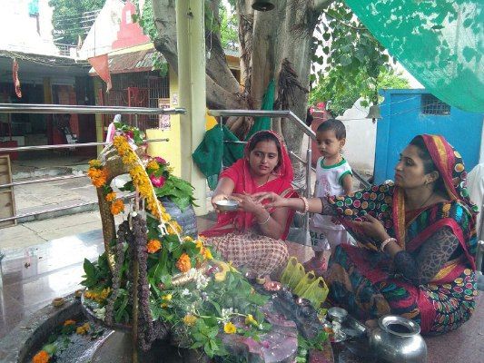 Savan somwar 2017 सावन के दूसरे सोमवार पर मंदिरों में भक्तों का तांता, भगवान को प्रसन्न करने के हर जतन कर रहे लोग