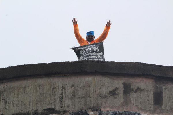 Social worker जब एक समाजसेवी शोले के वीरु स्टाइल में चढ़ा पानी टंकी पर...