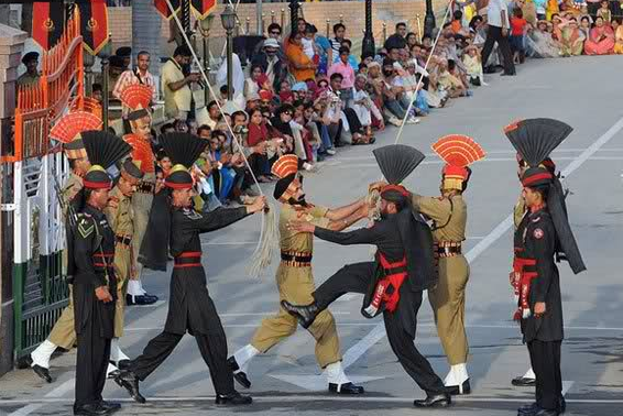 Pakistani Rangers Dropped In Beating Retreat On Hussainiwala Border - हुसैनीवाला बॉर्डर पर बीटिंग रिट्रीट में गिरा पाकिस्तानी रेंजर, वीडियो वायरल | Patrika News