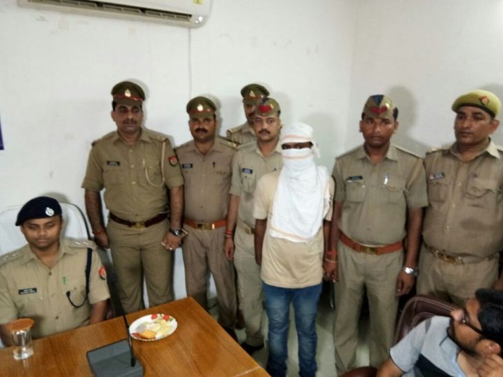 Crime Branch क्राइम ब्रांच ने मुठभेड़ के बाद पकड़ा इनामी बदमाश, एसएसपी ने पुलिस टीम को दिया इनाम