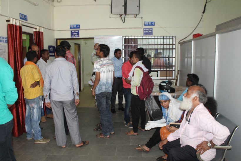 rto आरटीओ में चलता है दलालों का राज... पैसा फेंक, दलाली देख