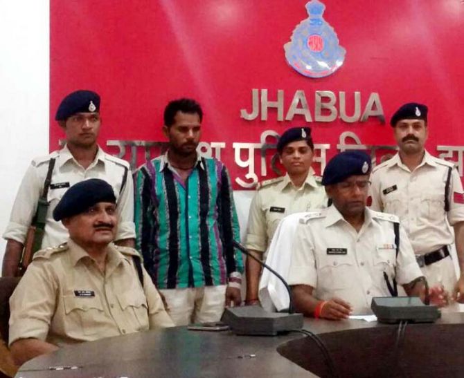 jhabua इनामी बदमाश, शातिर महिलाएं गिरफ्तार