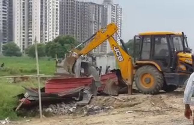 Mahagun महागुन सोसाइटी में मेड विवाद के बाद फल-सब्जी बेचने वालों के रोजगार पर चला प्राधिकरण का बुलडोजर