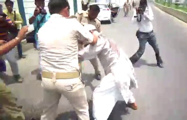 Meerut मुस्लिम गोरक्षक ने एसएसपी ऑफिस के सामने किया आत्मदाह का प्रयास, देखें घटना का लाइव वीडियो-