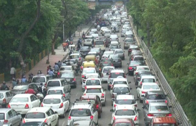 Noida नोएडा से दिल्ली जाने वाले रास्तों पर जबरदस्त जाम, कई घंटों से जाम में फंसे वाहन, देखें वीडियो-
