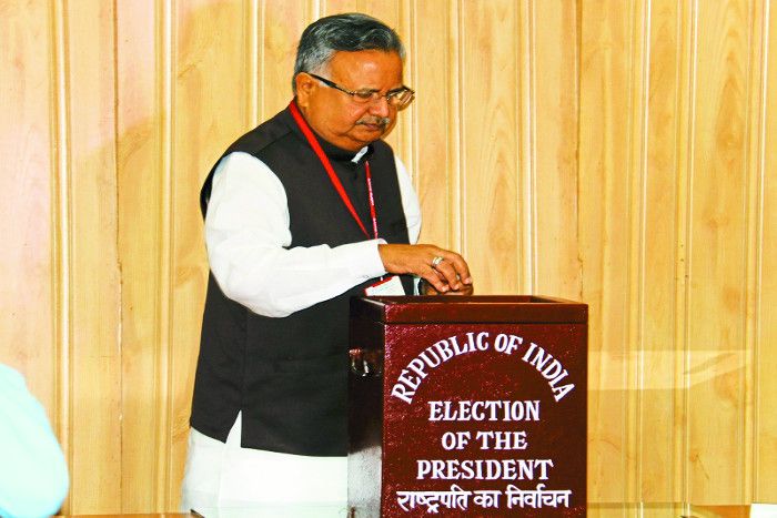 Presidential Election 2017 राष्ट्रपति चुनाव: CM रमन सहित सीजी के इन बड़े नेताओं ने की वोटिंग