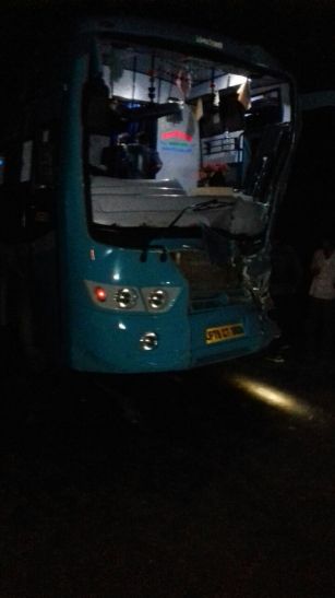Raisen खड़े ट्रक से टकराई यात्री बस, 9 यात्री हुए घायल