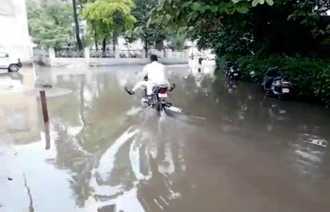 Saharanpur सहारनपुर डीएम से मिलना है ताे नाव लेकर आइयेगा, देखें वीडियो-
