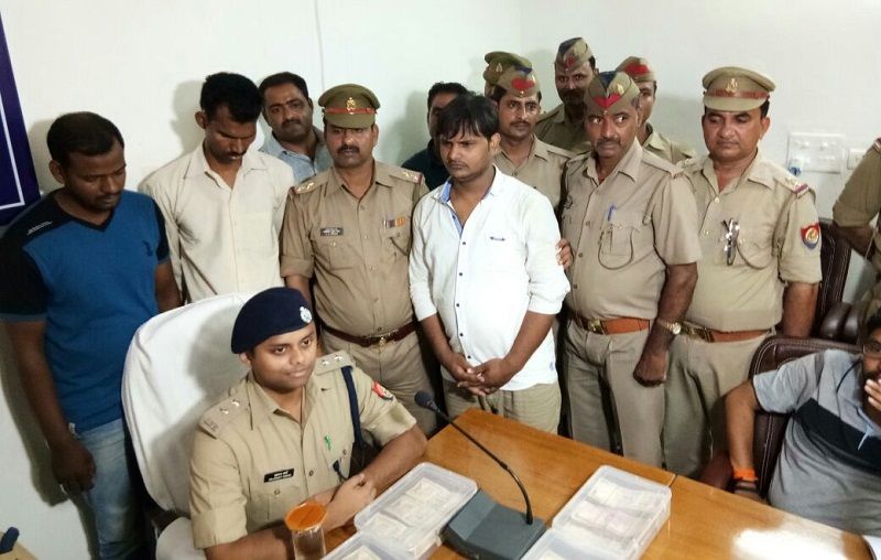 Sarnath Polic सारनाथ Police को मिली सफलता, 10 लाख के बंद नोटों के साथ तीन गिरफ्तार