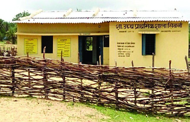 School Badi News in Narayanpur OMG ! आपने कहीं नहीं देखा होगा 16 लाख रुपए का बांस से बना बाउंड्रीवाल, तो जरुर देखें