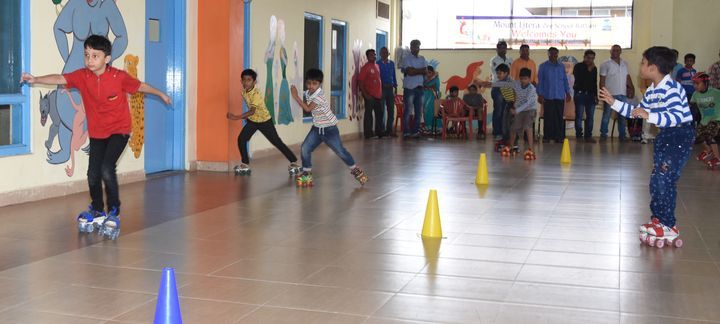 sports बच्चों ने संतुलन बनाया और दौड़ाए हाथी-घोड़े