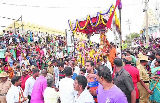 bangalore news देवी के दर्शन के लिए उमड़ा श्रद्धालुओं का सैलाब