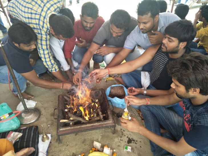 sahayak adhyapak pradarshan सरकार की बुद्धि-शुद्धि की प्रार्थना कर 12,460 बेरोजगारों को नियुक्ति पत्र जारी करने की मांग