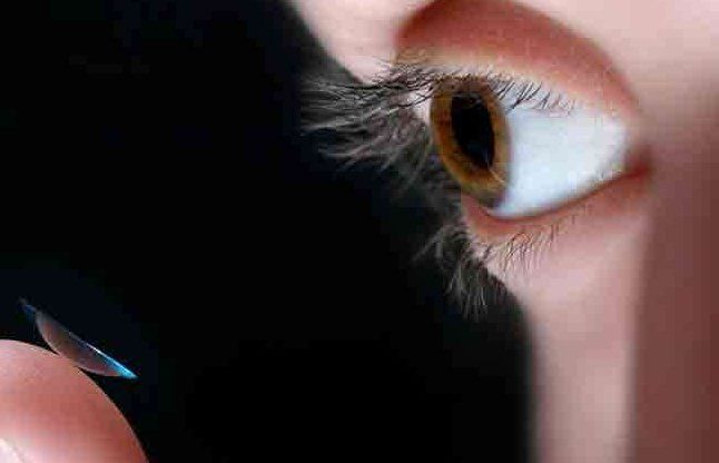 contact lenses 67 साल की महिला की आंख में फंस गए 27 कॉन्टैक्ट लैंस