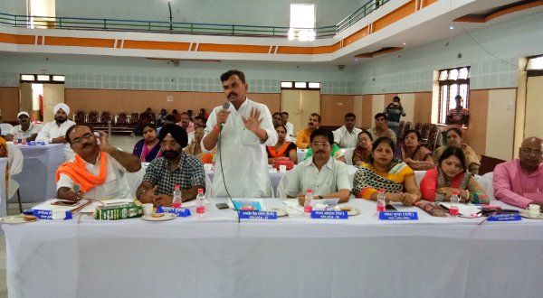 councilor asked question पार्षदों ने मेयर से पूछा- निजी स्कूलों पर इतना करोड़ रुपया है बकाया, इन्हें इस Tax में छूट क्यों?
