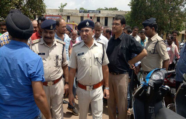 Police arrest illegal recovery agents अवैध वसूली करने वालों के साथ पुलिस ने किया ऐसा सलूक, लोग देखकर हैरान
