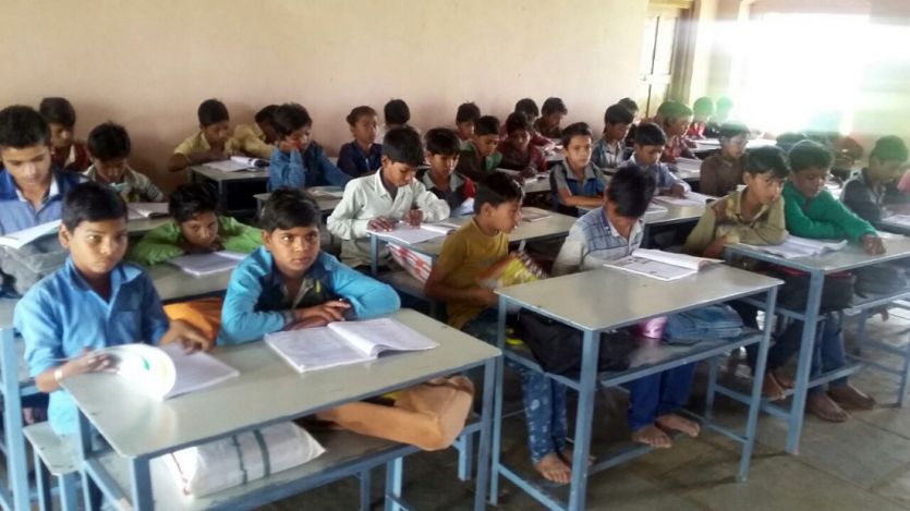 Dhar
एक शिक्षक पर 156 छात्रों की पढ़ाई का जिम्मा