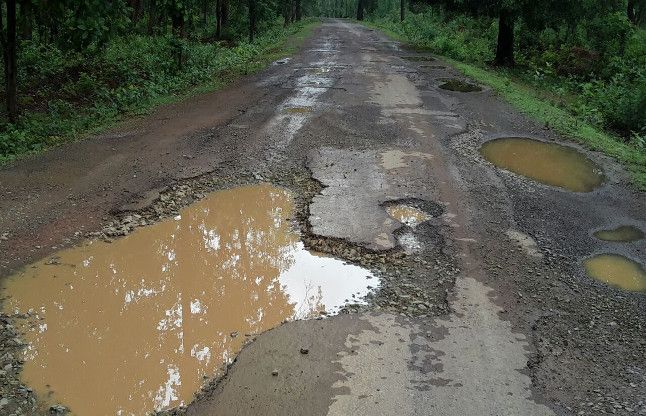 Road is in the pit or pit in the road सड़क मे गड्ढे हैं या गड्ढे मे सड़क... वाहन यहां से नहीं निकल पाते बिना फंसे